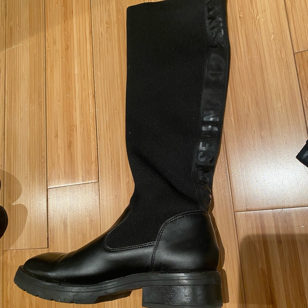 Flat leather and elastic boots in black